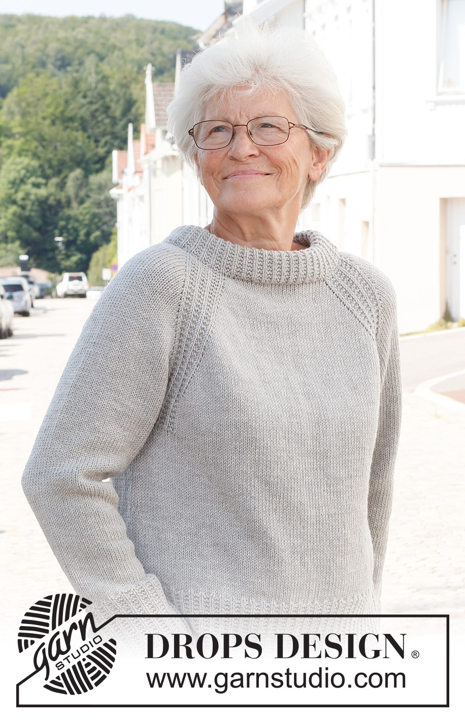 Misty Moon Sweater / DROPS 228-16 - Strikket bluse i DROPS Merino Extra Fine eller DROPS Puna. Arbejdet strikkes oppefra og ned med dobbelt halskant, raglan og kanter i strukturmønster. Størrelse S - XXXL.