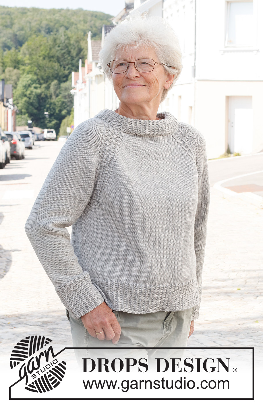 Misty Moon Sweater / DROPS 228-16 - Strikket bluse i DROPS Merino Extra Fine eller DROPS Puna. Arbejdet strikkes oppefra og ned med dobbelt halskant, raglan og kanter i strukturmønster. Størrelse S - XXXL.