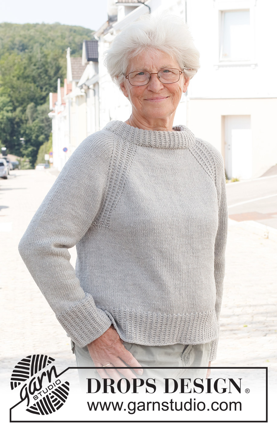 Misty Moon Sweater / DROPS 228-16 - Strikket bluse i DROPS Merino Extra Fine eller DROPS Puna. Arbejdet strikkes oppefra og ned med dobbelt halskant, raglan og kanter i strukturmønster. Størrelse S - XXXL.