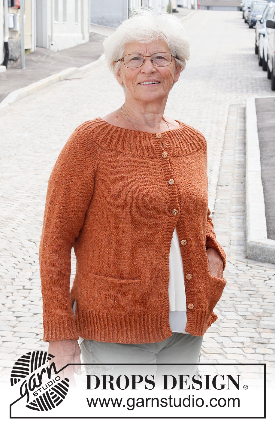 Warm Orange / DROPS 228-17 - Strikket jakke i DROPS Soft Tweed. Arbejdet strikkes oppefra og ned med raglan, kanter i rib, slids i siderne og lommer. Størrelse XS - XXL.