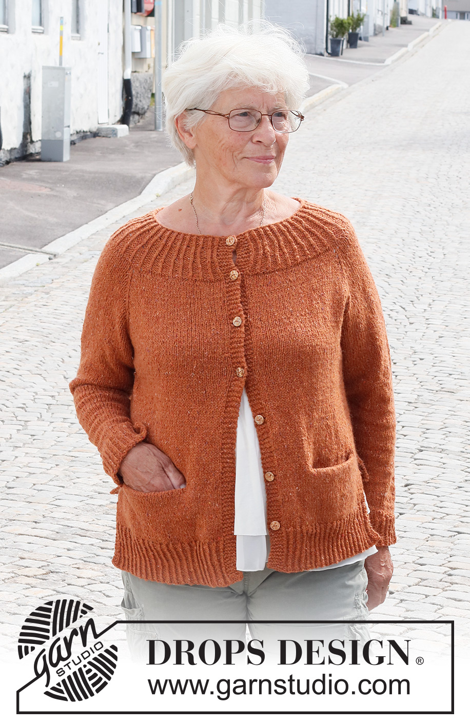 Warm Orange / DROPS 228-17 - Strikket jakke i DROPS Soft Tweed. Arbejdet strikkes oppefra og ned med raglan, kanter i rib, slids i siderne og lommer. Størrelse XS - XXL.