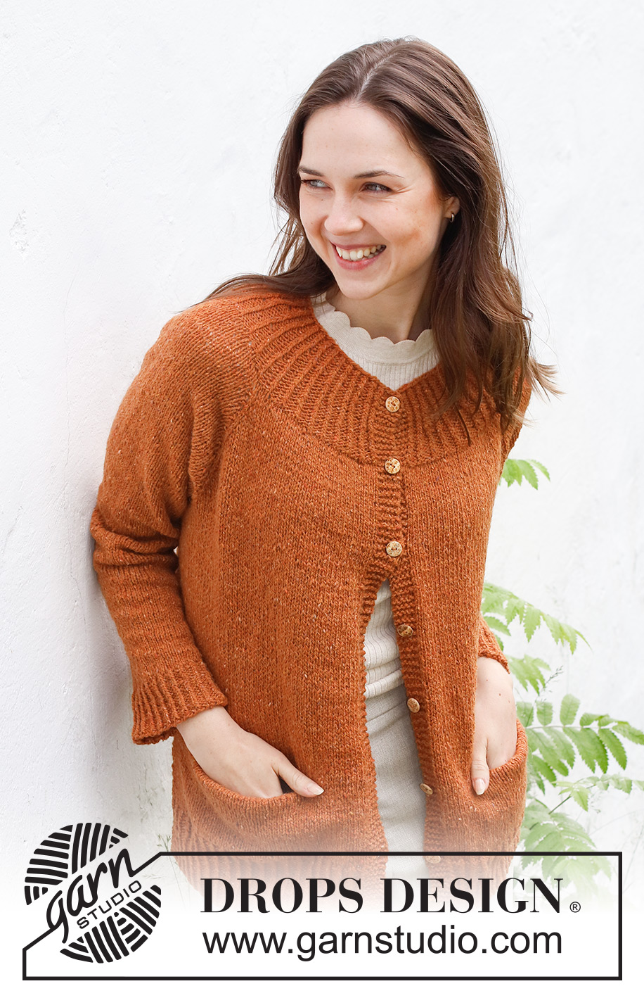 Warm Orange / DROPS 228-17 - Strikket jakke i DROPS Soft Tweed. Arbejdet strikkes oppefra og ned med raglan, kanter i rib, slids i siderne og lommer. Størrelse XS - XXL.