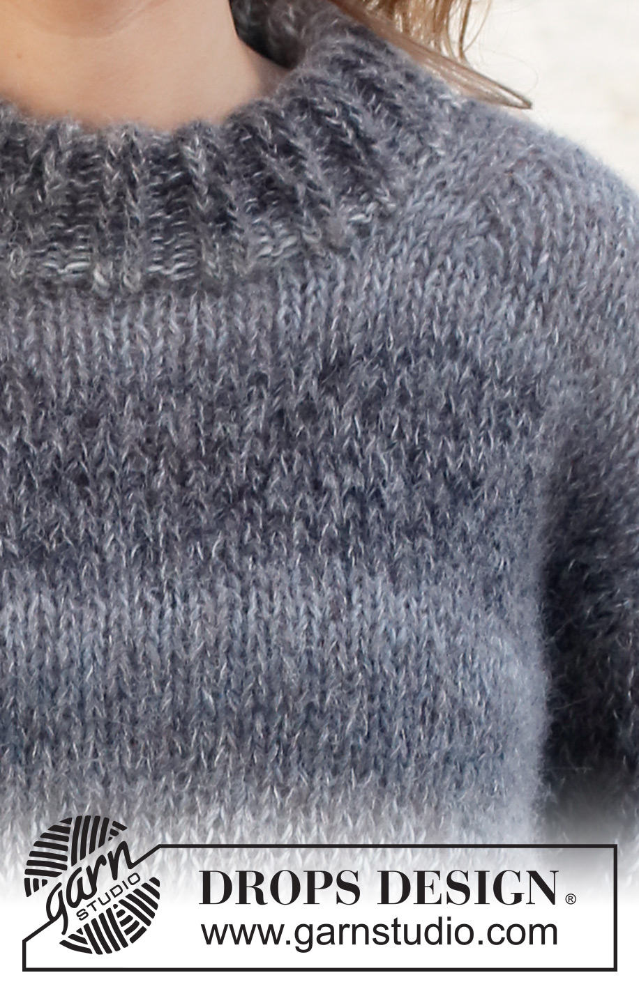 Night Mist / DROPS 228-22 - Stickad tröja i DROPS Delight och DROPS Brushed Alpaca Silk. Arbetet stickas med sprund i sidorna och dubbel halskant. Storlek S - XXXL.