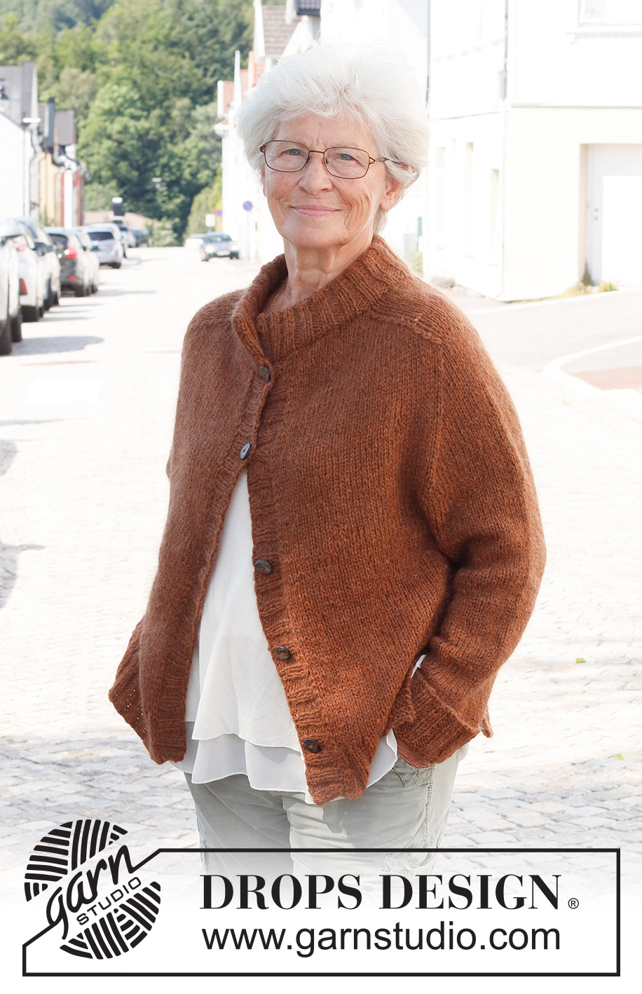 Toffee Apple Jacket / DROPS 228-25 - Strikket jakke i DROPS Sky og DROPS Kid-Silk. Arbeidet strikkes med sadelskulder, dobbel halskant, splitt i sidene og kanter i vrangbord. Størrelse S - XXXL.