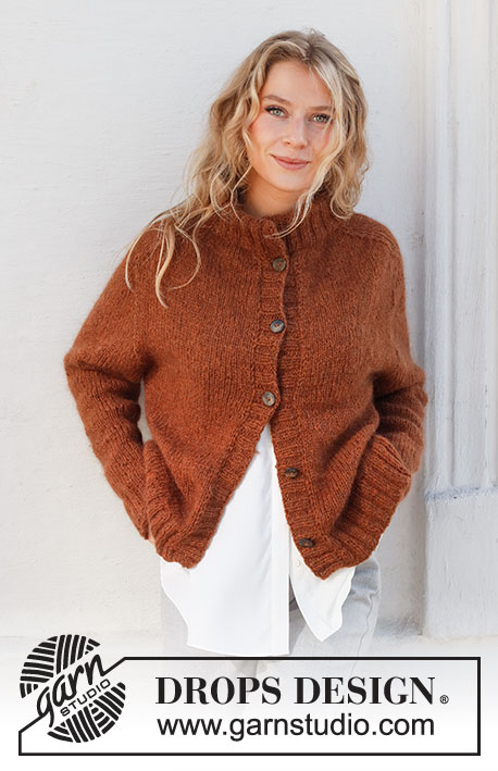 Toffee Apple Jacket / DROPS 228-25 - Strikket jakke i DROPS Sky og DROPS Kid-Silk. Arbeidet strikkes med sadelskulder, dobbel halskant, splitt i sidene og kanter i vrangbord. Størrelse S - XXXL.