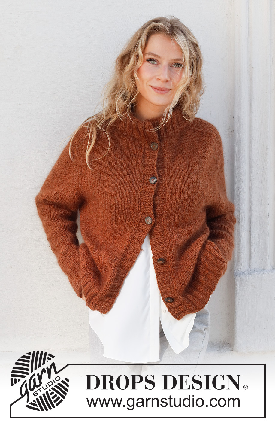 Toffee Apple Jacket / DROPS 228-25 - Strikket jakke i DROPS Sky og DROPS Kid-Silk. Arbeidet strikkes med sadelskulder, dobbel halskant, splitt i sidene og kanter i vrangbord. Størrelse S - XXXL.