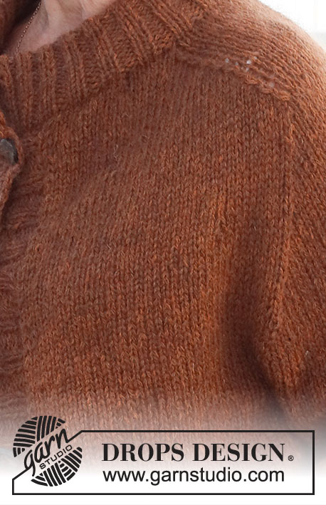 Toffee Apple Jacket / DROPS 228-25 - Strikket jakke i DROPS Sky og DROPS Kid-Silk. Arbeidet strikkes med sadelskulder, dobbel halskant, splitt i sidene og kanter i vrangbord. Størrelse S - XXXL.