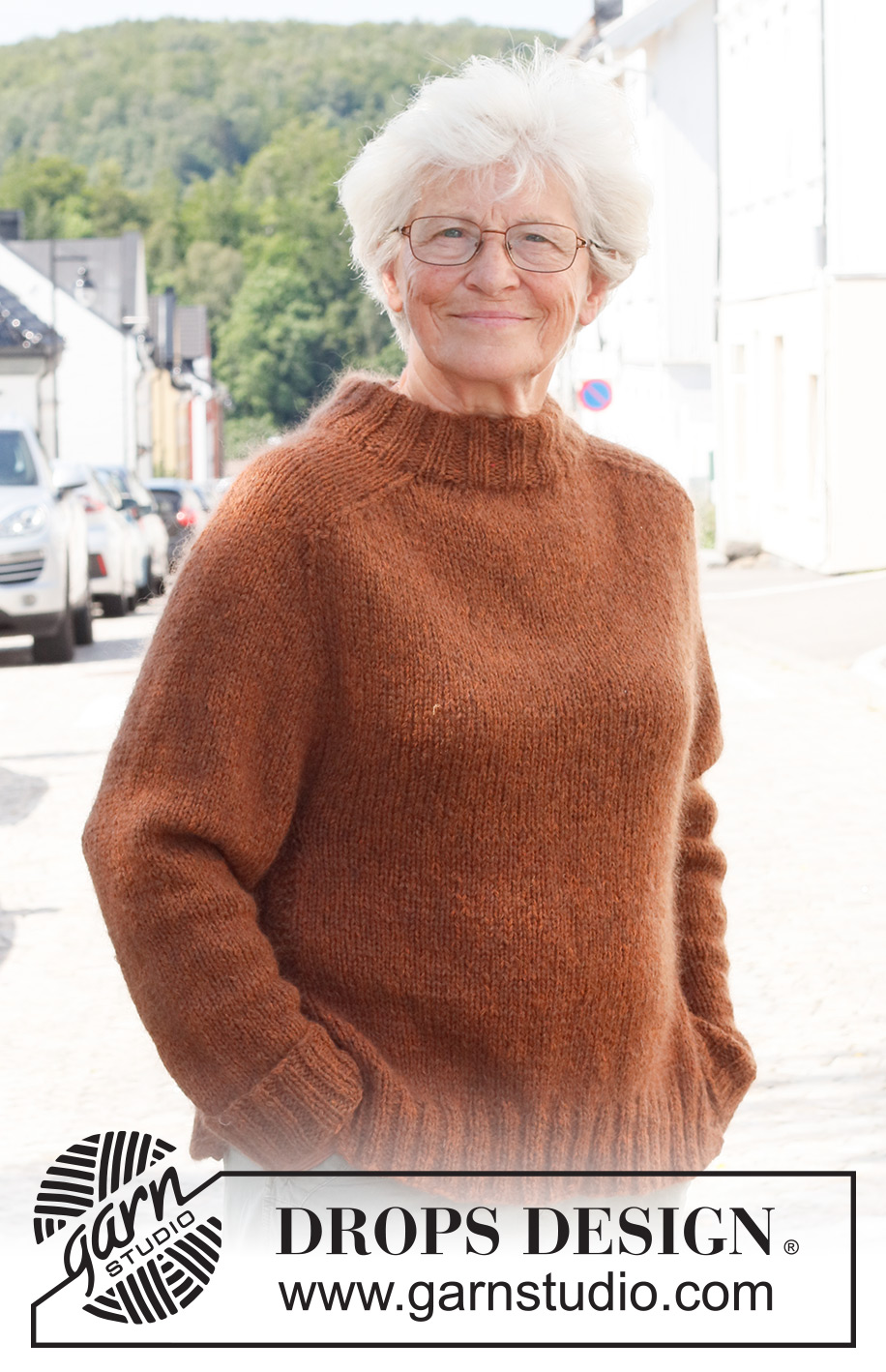 Toffee Apple Sweater / DROPS 228-26 - Strikket bluse i DROPS Sky og DROPS Kid-Silk. Arbejdet strikkes med sadelskulder, dobbelt halskant, slids i siderne og kanter i rib. Størrelse S - XXXL.