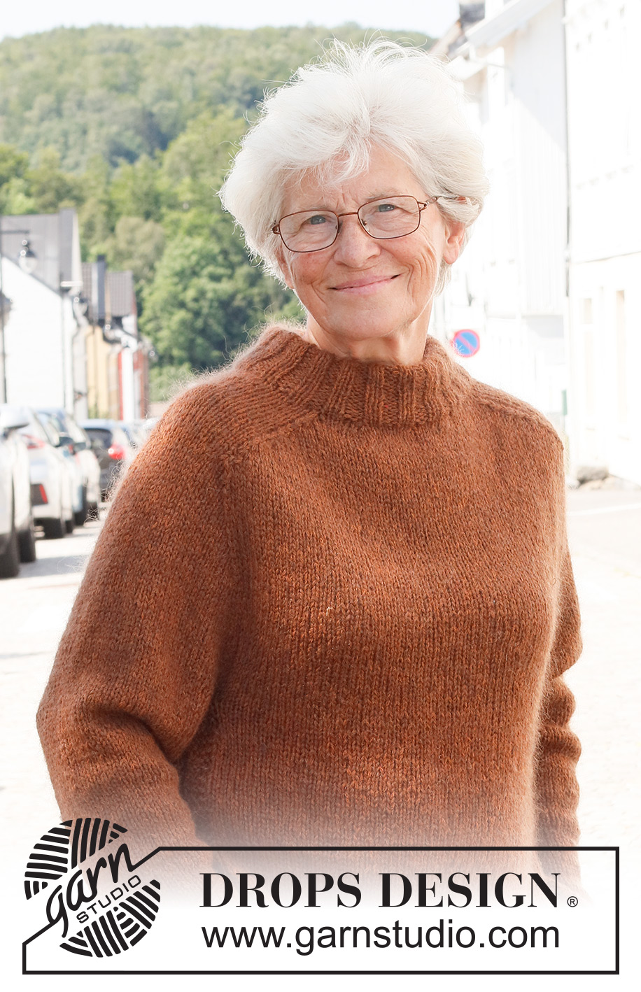 Toffee Apple Sweater / DROPS 228-26 - Strikket bluse i DROPS Sky og DROPS Kid-Silk. Arbejdet strikkes med sadelskulder, dobbelt halskant, slids i siderne og kanter i rib. Størrelse S - XXXL.
