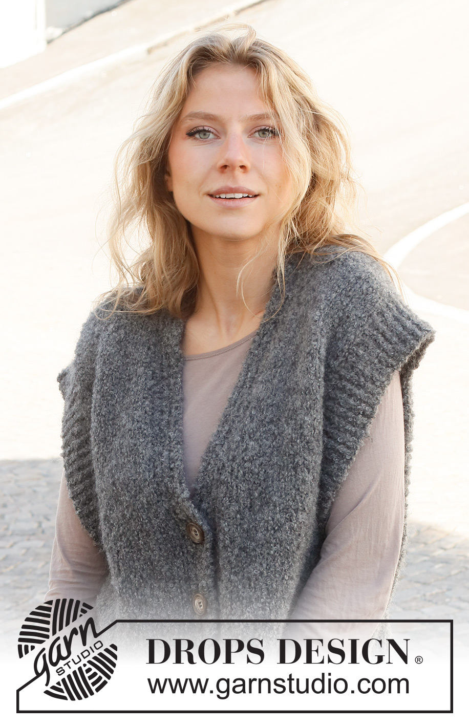 December Skies / DROPS 228-32 - Strikket vest i DROPS Alpaca Bouclé og DROPS Kid-Silk. Arbeidet strikkes med splitt i sidene, v-hals og kanter i vrangbord. Størrelse XS - XXL.