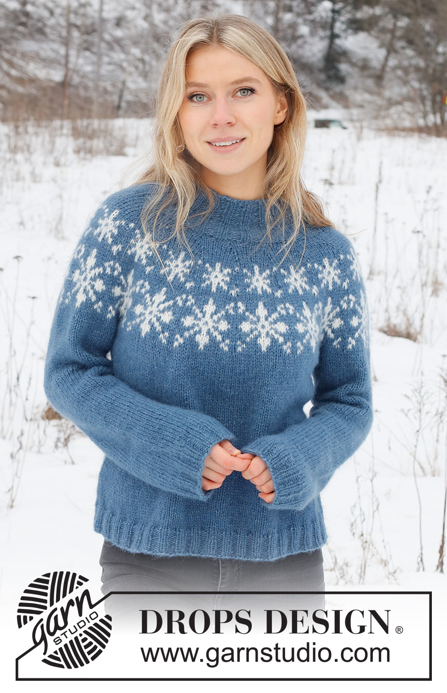 Merry Stars / DROPS 228-49 - Strikket Julebluse i DROPS Air. Blusen strikkes oppefra og ned med rundt bærestykke og snekrystaller. Størrelse XS - XXL. Tema: Jul.