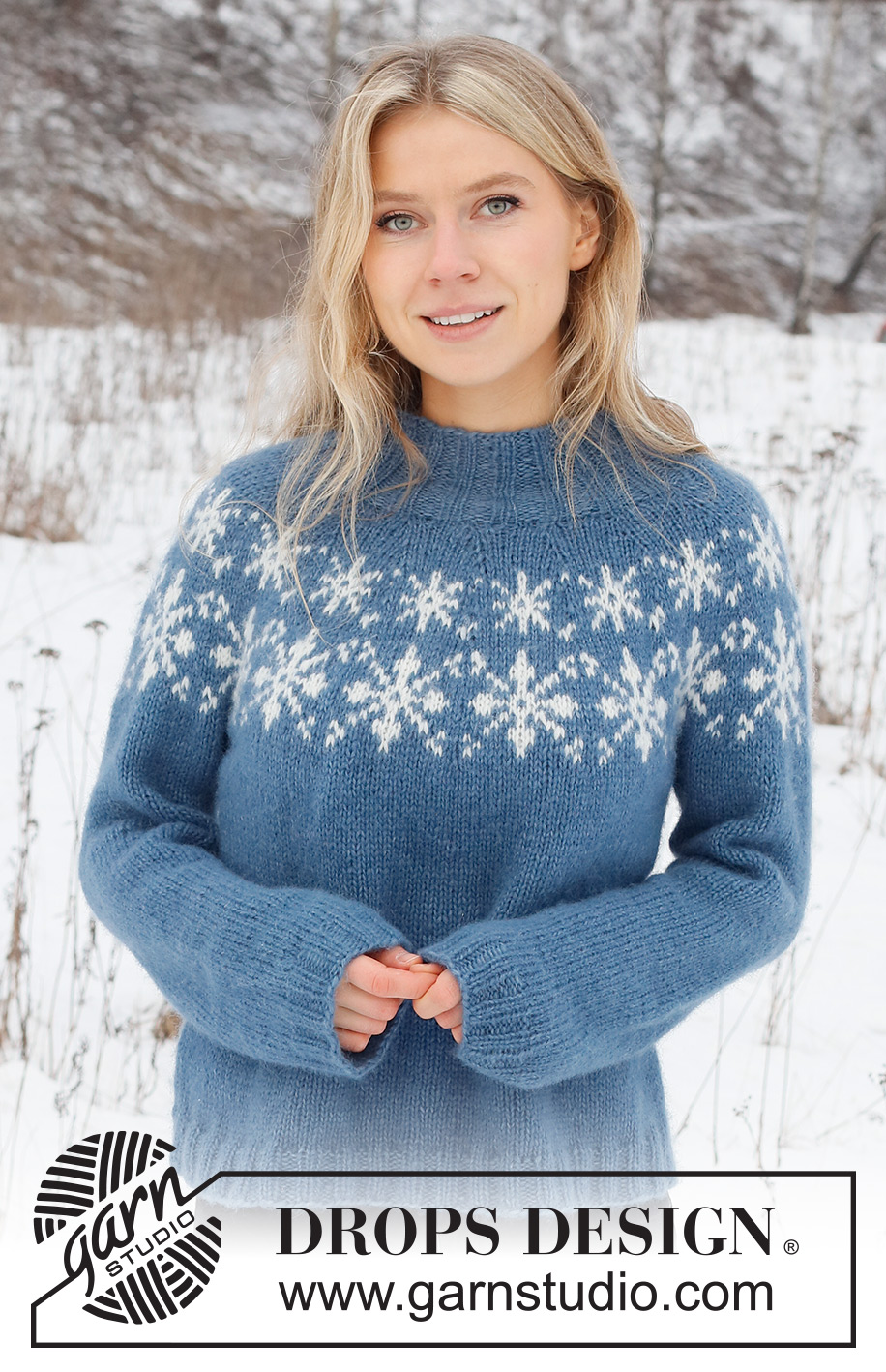 Merry Stars / DROPS 228-49 - Strikket Julebluse i DROPS Air. Blusen strikkes oppefra og ned med rundt bærestykke og snekrystaller. Størrelse XS - XXL. Tema: Jul.