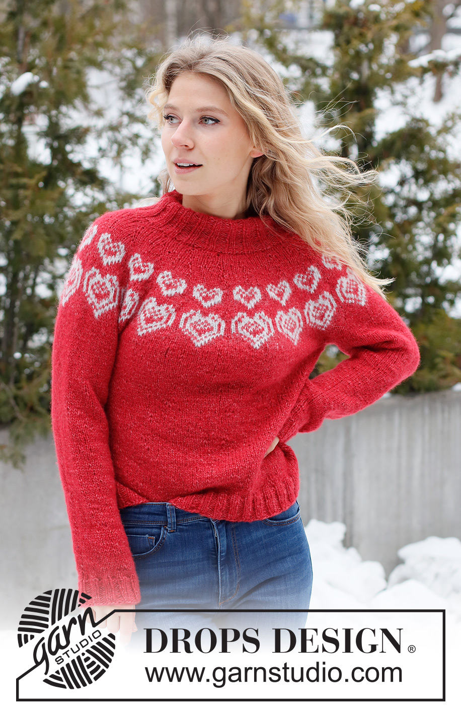 Merry Hearts / DROPS 228-50 - Strikket Julebluse i DROPS Air. Blusen strikkes oppefra og ned med rundt bærestykke og hjerte mønster. Størrelse XS - XXL. Tema: Jul.