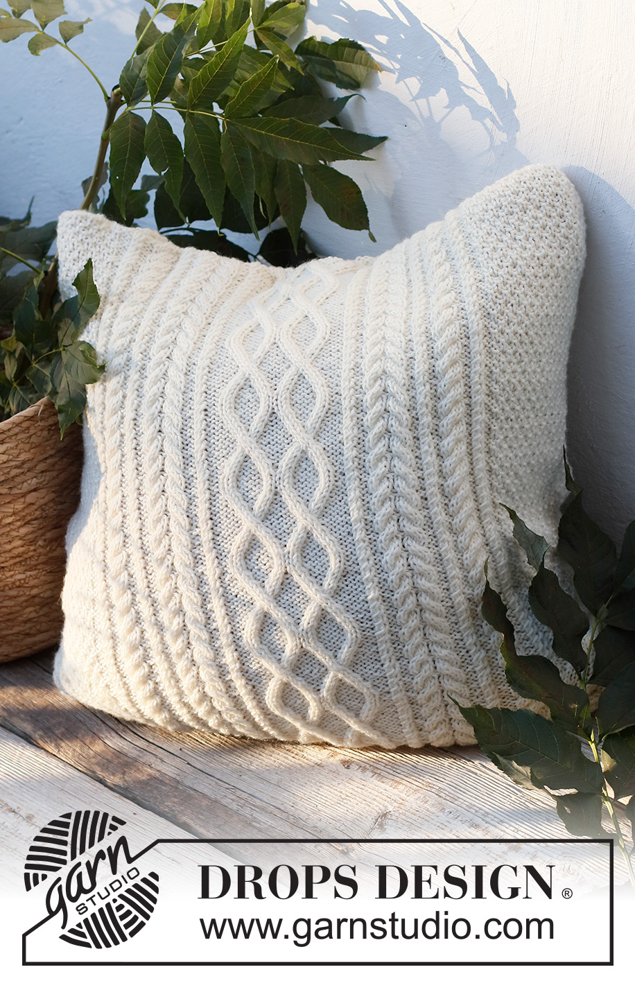 Snowy Trails Pillow / DROPS 228-56 - Gebreide kussenhoes met kabels en gerstekorrel in DROPS Karisma.