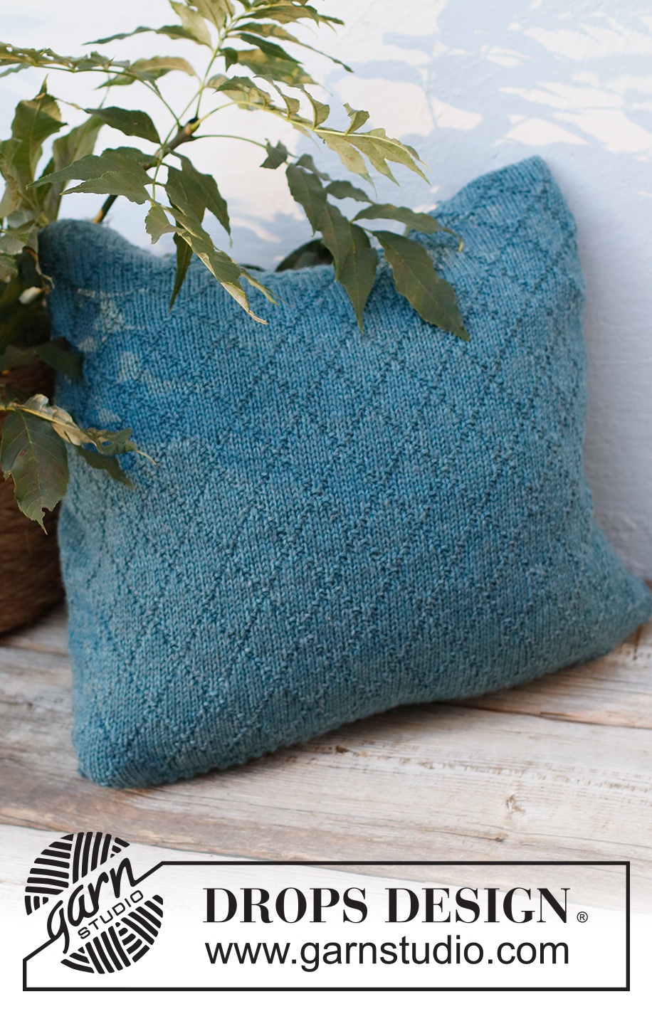Deep Sea Diamond Pillow / DROPS 228-57 - Stickad kudde i DROPS Karisma. Arbetet stickas med strukturmönster.