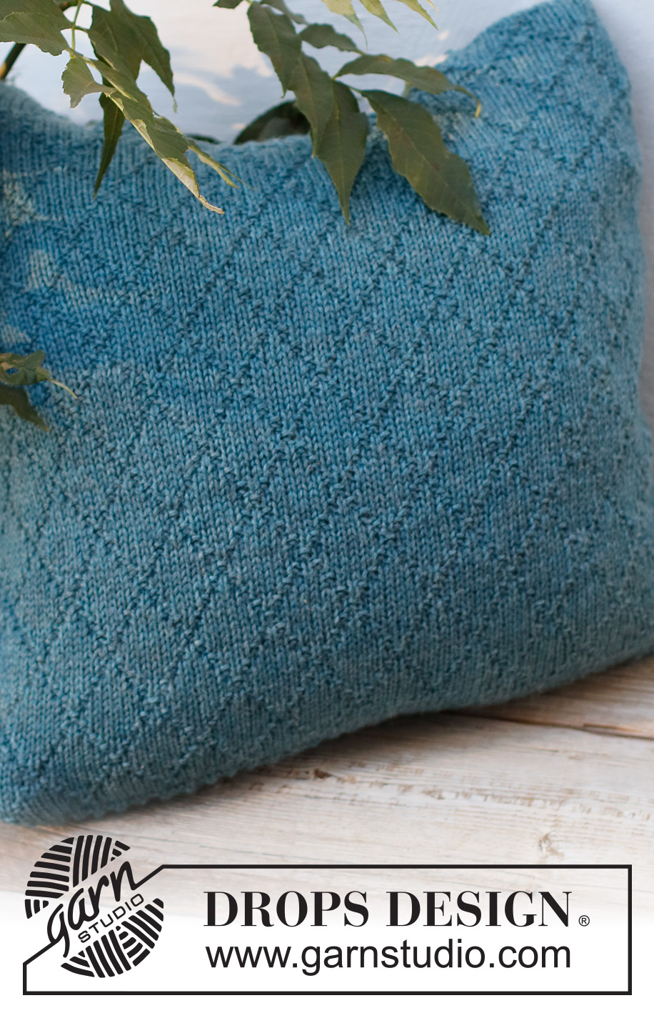 Deep Sea Diamond Pillow / DROPS 228-57 - Stickad kudde i DROPS Karisma. Arbetet stickas med strukturmönster.
