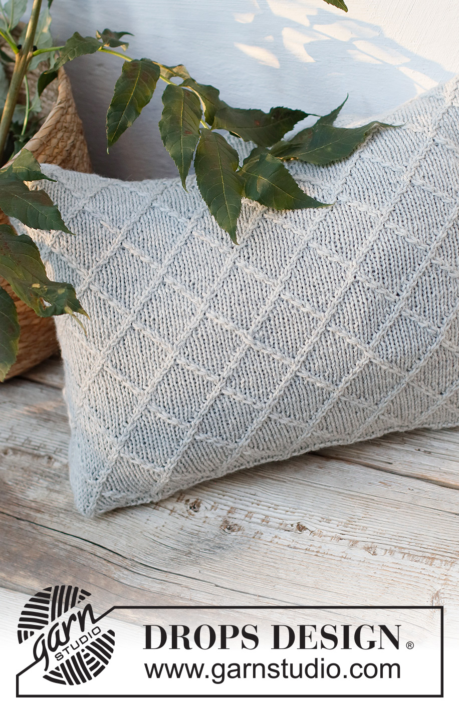 Diamond Sky Pillow / DROPS 228-58 - Strikket pute med fletter i DROPS Lima.