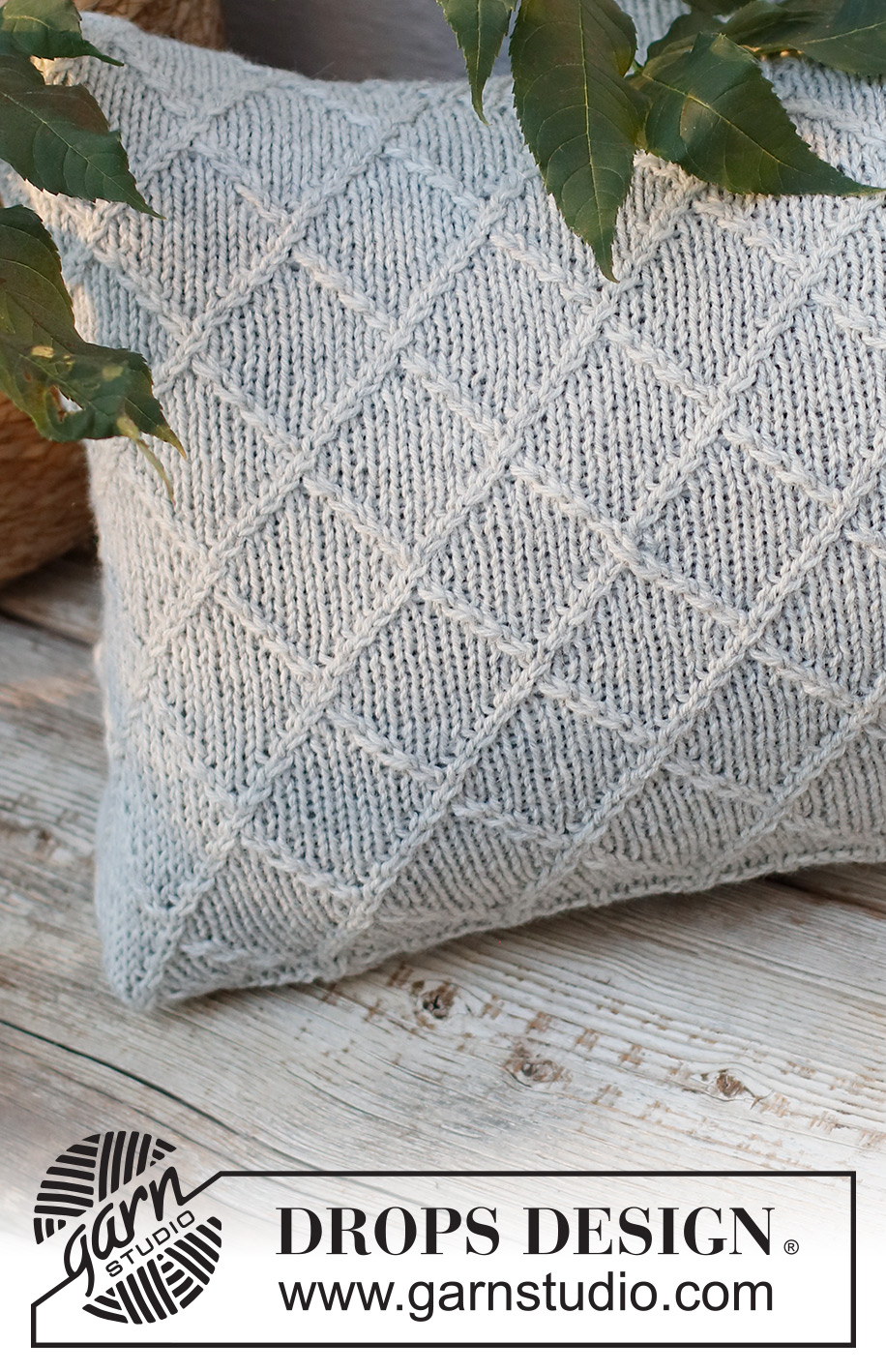 Diamond Sky Pillow / DROPS 228-58 - Strikket pute med fletter i DROPS Lima.