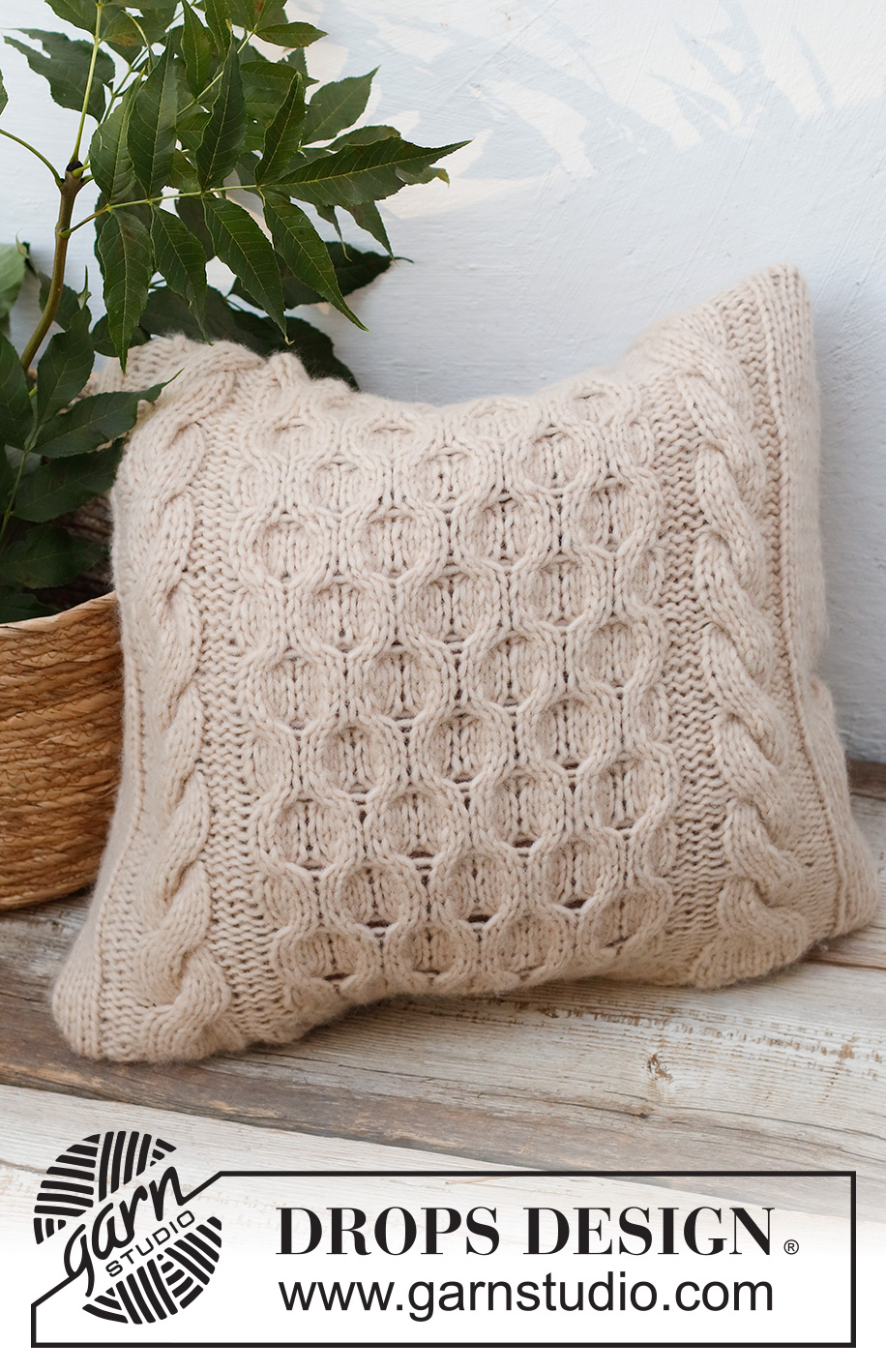 Winter Hive Pillow / DROPS 228-59 - Strikket pude med snoninger og bikubemønster i DROPS Wish.