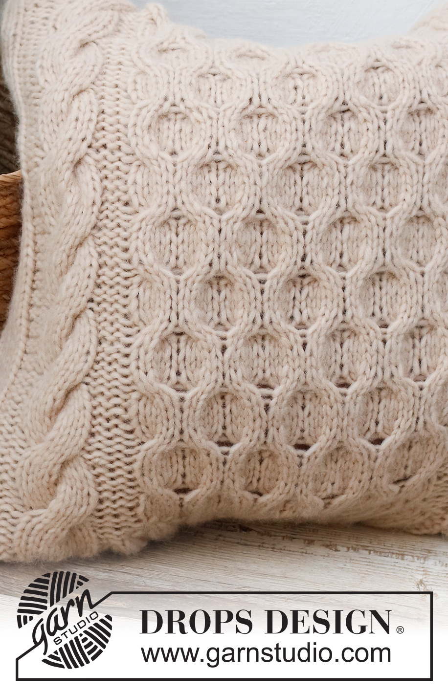 Winter Hive Pillow / DROPS 228-59 - Strikket pude med snoninger og bikubemønster i DROPS Wish.