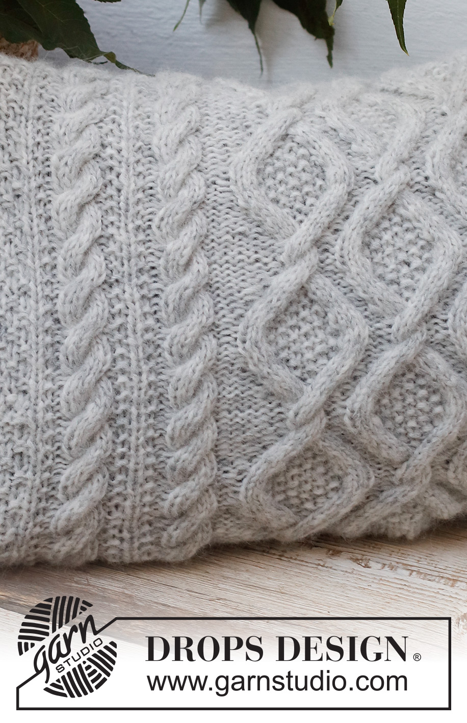 Tangled Willows Pillow / DROPS 228-60 - Gebreide kussenhoes in DROPS Air. Het werk wordt gebreid met kabels en structuurpatroon.