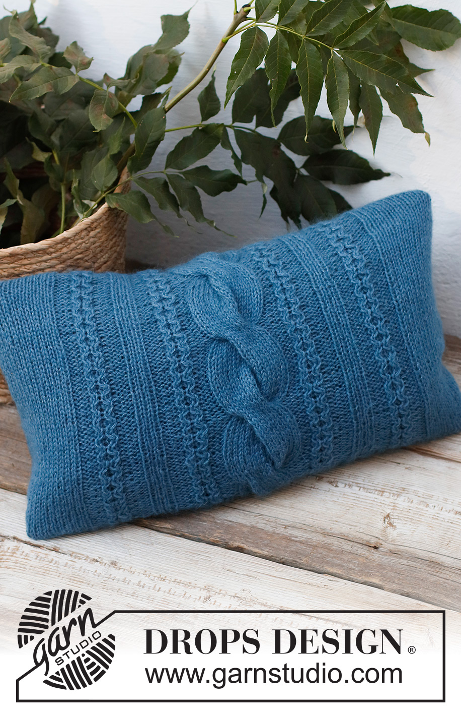 December Tide Pillow / DROPS 228-61 - Gebreide kussenhoes met kabels in DROPS Flora en DROPS Kid-Silk.