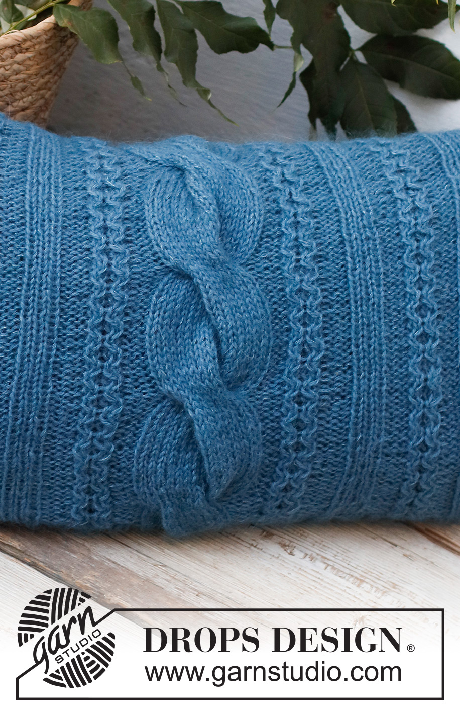 December Tide Pillow / DROPS 228-61 - Gebreide kussenhoes met kabels in DROPS Flora en DROPS Kid-Silk.