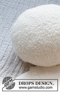 Snug Boucle Pillow / DROPS 228-62 - Strikket pude i DROPS Alpaca Bouclé. Arbejdet strikkes rundt i glatstrik.