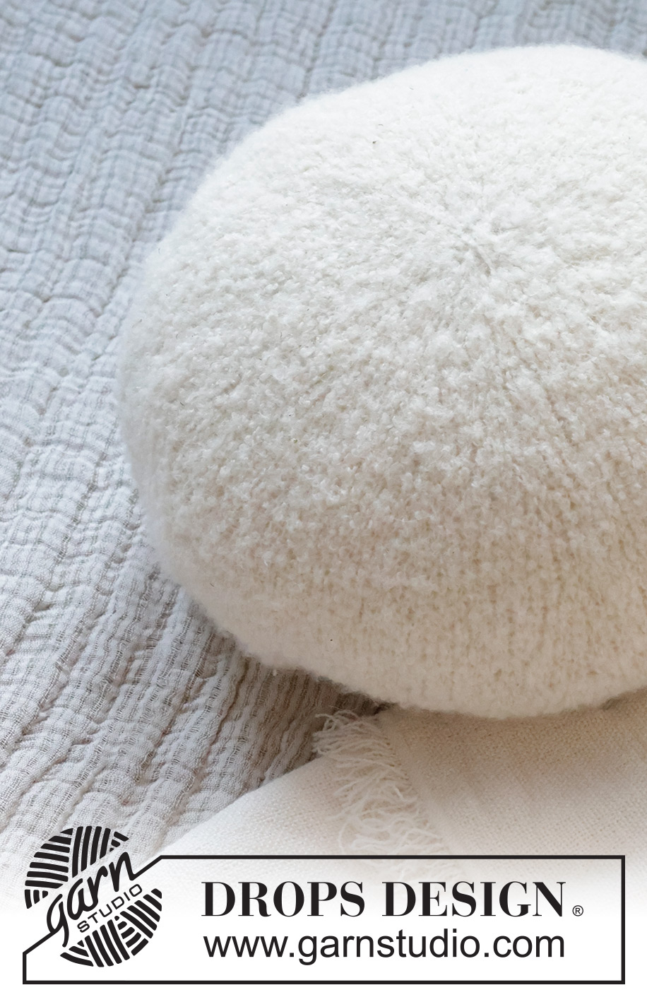 Snug Boucle Pillow / DROPS 228-62 - Strikket pude i DROPS Alpaca Bouclé. Arbejdet strikkes rundt i glatstrik.