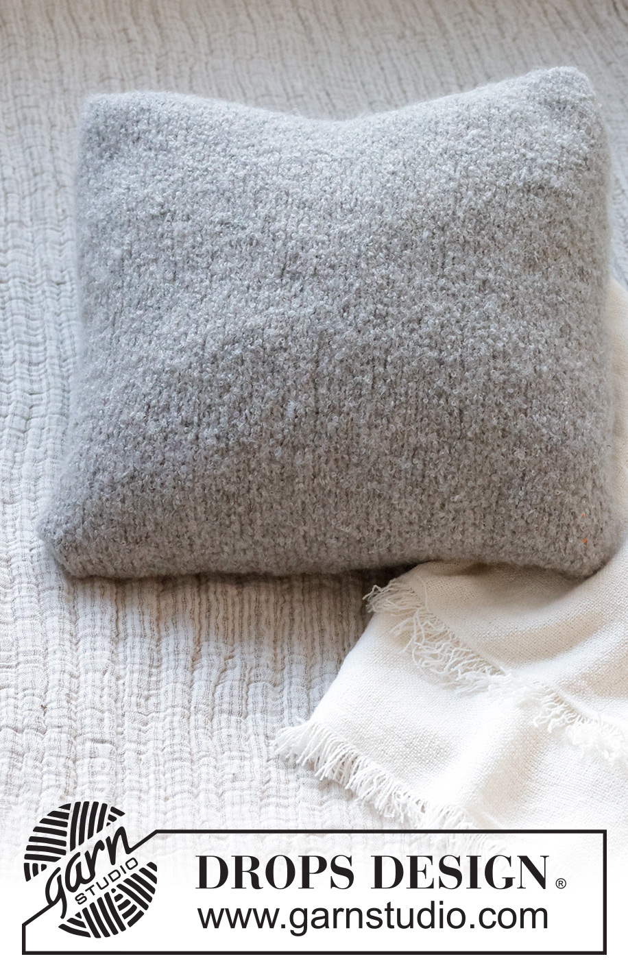 Cozy Boucle Pillow / DROPS 228-63 - Stickad kudde i 1 tråd DROPS Alpaca Bouclé och 1 tråd DROPS Brushed Alpaca Silk. Arbetet stickas i slätstickning.