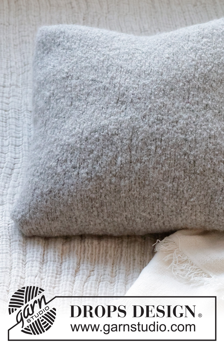 Cozy Boucle Pillow / DROPS 228-63 - Stickad kudde i 1 tråd DROPS Alpaca Bouclé och 1 tråd DROPS Brushed Alpaca Silk. Arbetet stickas i slätstickning.