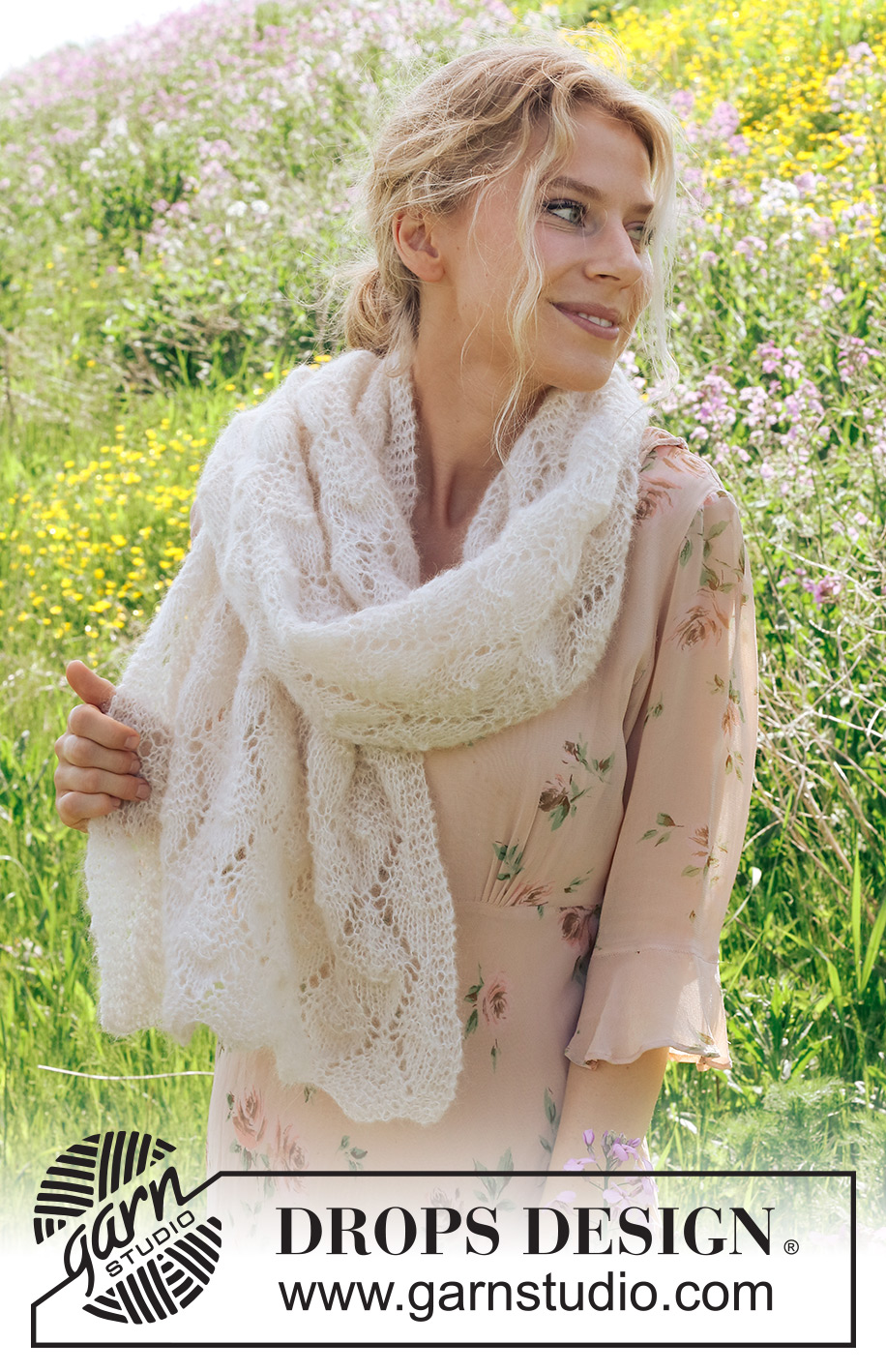 Just a Whisper / DROPS 229-10 - Stola lavorata ai ferri in DROPS Brushed Alpaca Silk. Lavorata con motivo traforato.