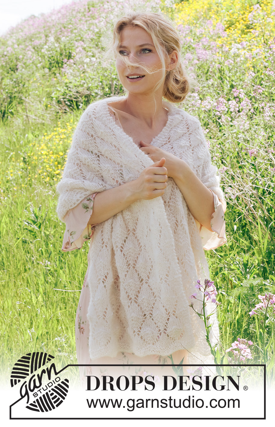 Just a Whisper / DROPS 229-10 - Stola lavorata ai ferri in DROPS Brushed Alpaca Silk. Lavorata con motivo traforato.