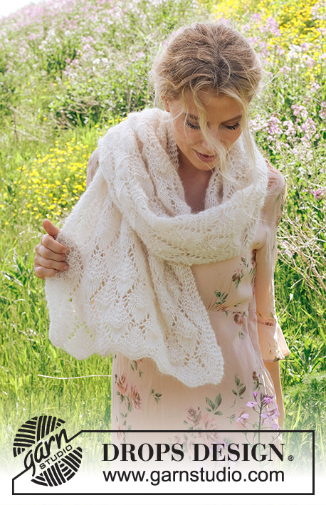 Just a Whisper / DROPS 229-10 - Stola lavorata ai ferri in DROPS Brushed Alpaca Silk. Lavorata con motivo traforato.