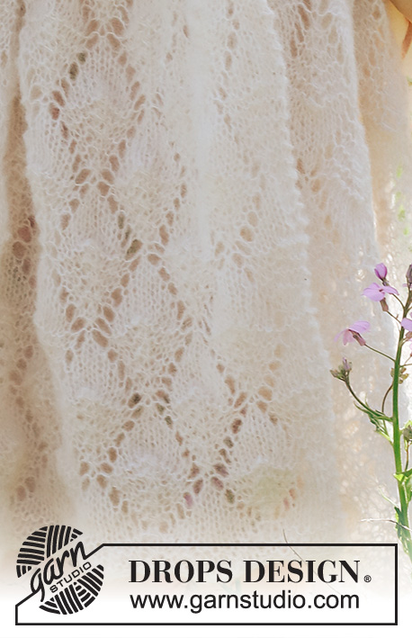 Just a Whisper / DROPS 229-10 - Stola lavorata ai ferri in DROPS Brushed Alpaca Silk. Lavorata con motivo traforato.