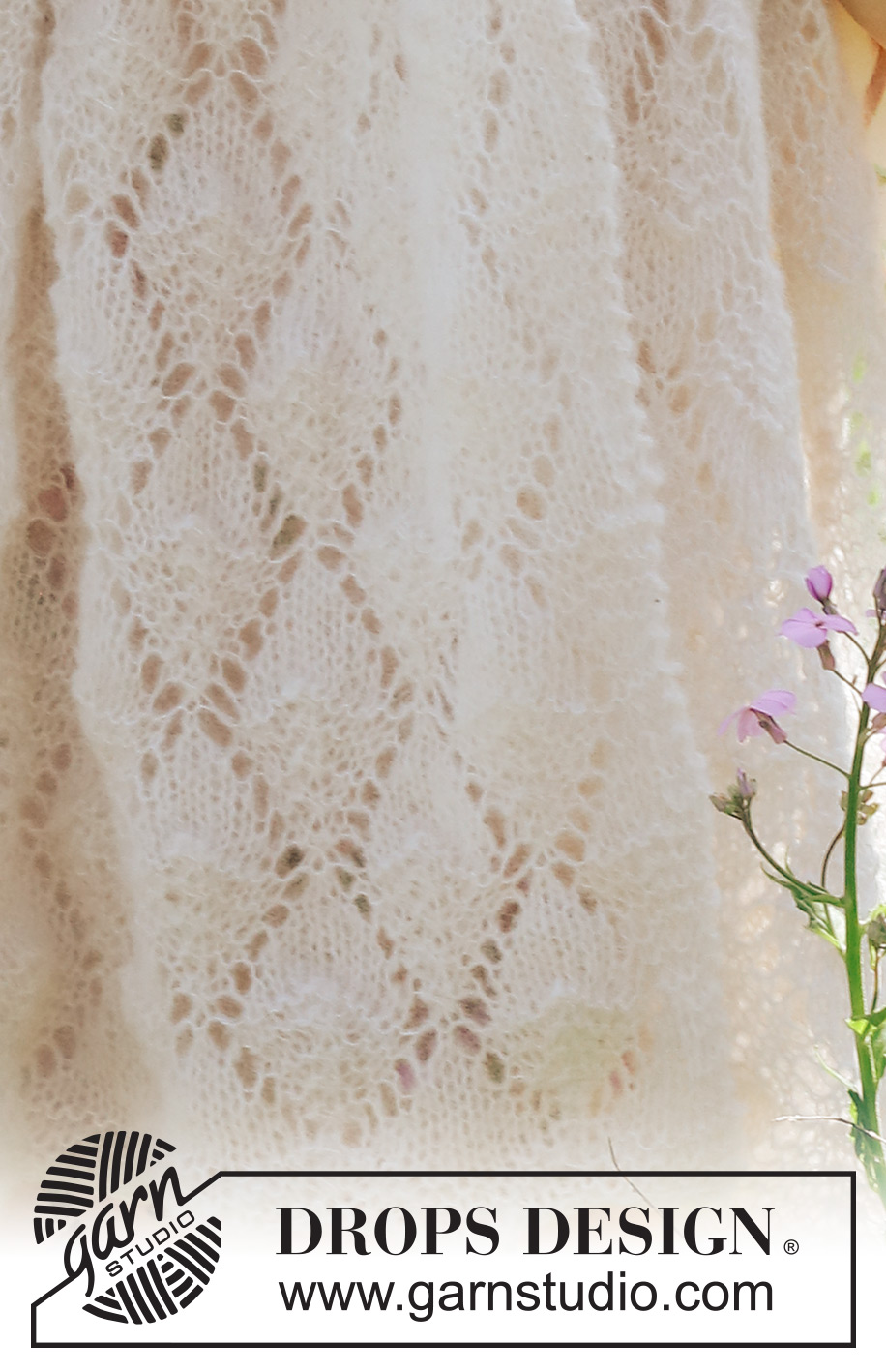 Just a Whisper / DROPS 229-10 - Stola lavorata ai ferri in DROPS Brushed Alpaca Silk. Lavorata con motivo traforato.