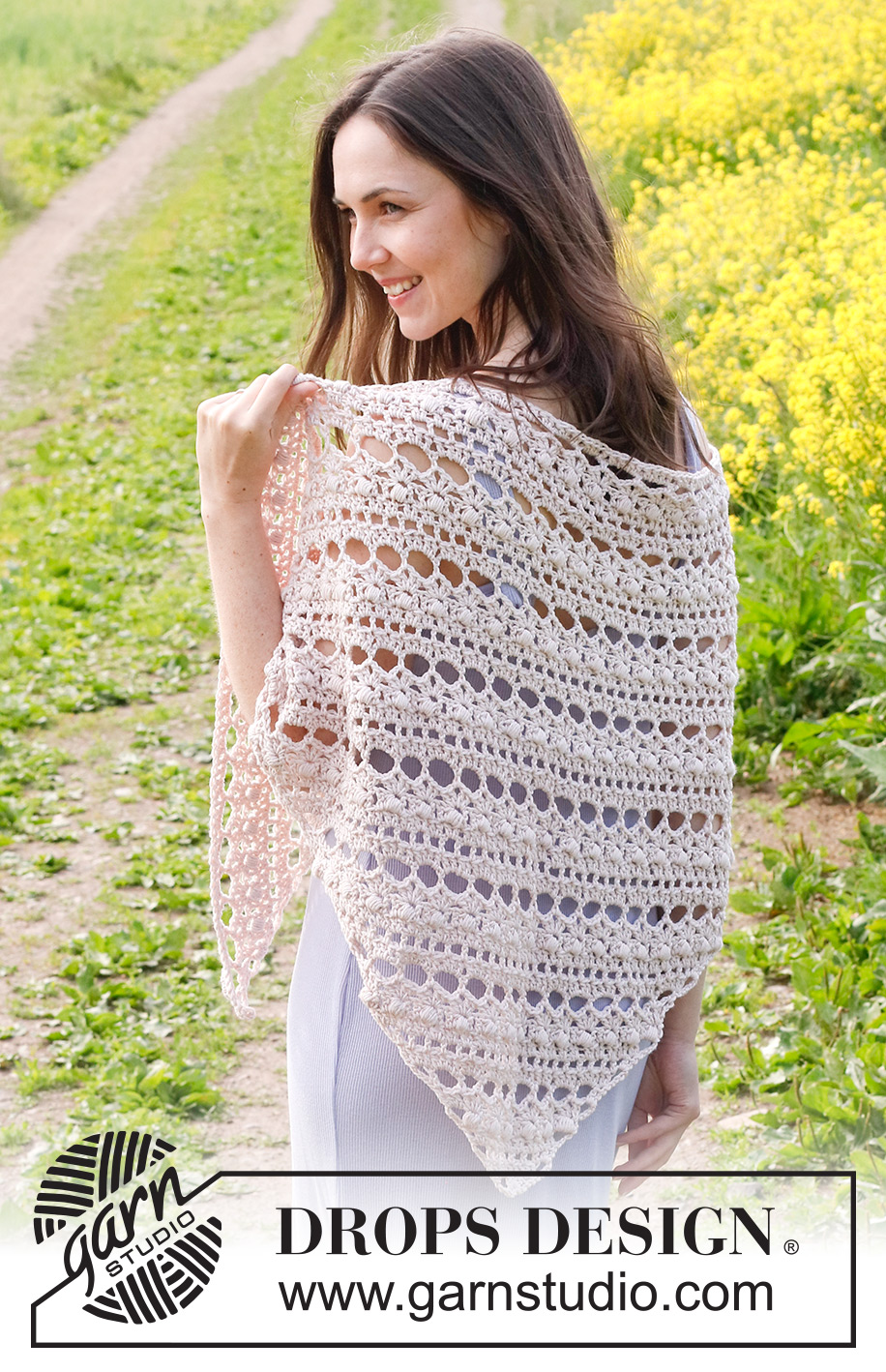 Rosé Shawl / DROPS 229-14 - Szal na szydełku z włóczki DROPS Cotton Merino. Przerabiany ściegiem ażurowym i supełkami.