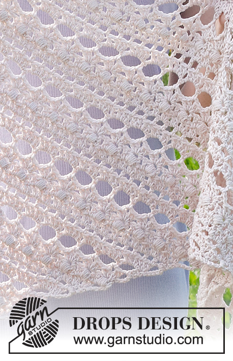 Rosé Shawl / DROPS 229-14 - Szal na szydełku z włóczki DROPS Cotton Merino. Przerabiany ściegiem ażurowym i supełkami.