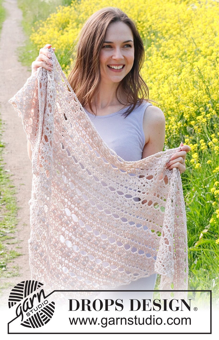 Rosé Shawl / DROPS 229-14 - Szal na szydełku z włóczki DROPS Cotton Merino. Przerabiany ściegiem ażurowym i supełkami.
