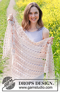 Rosé Shawl / DROPS 229-14 - Szal na szydełku z włóczki DROPS Cotton Merino. Przerabiany ściegiem ażurowym i supełkami.