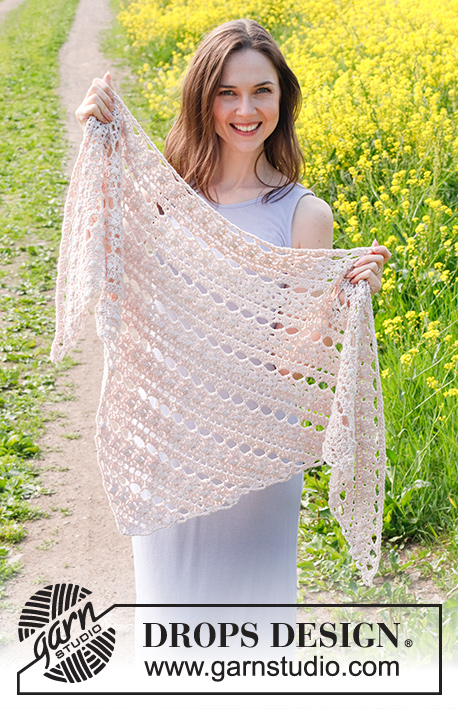 Rosé Shawl / DROPS 229-14 - Szal na szydełku z włóczki DROPS Cotton Merino. Przerabiany ściegiem ażurowym i supełkami.