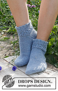 Kissing Kate / DROPS 229-20 - Stickade sockor i DROPS Nord. Arbetet stickas med hålmönster och volangkant. Storlek 35-43.