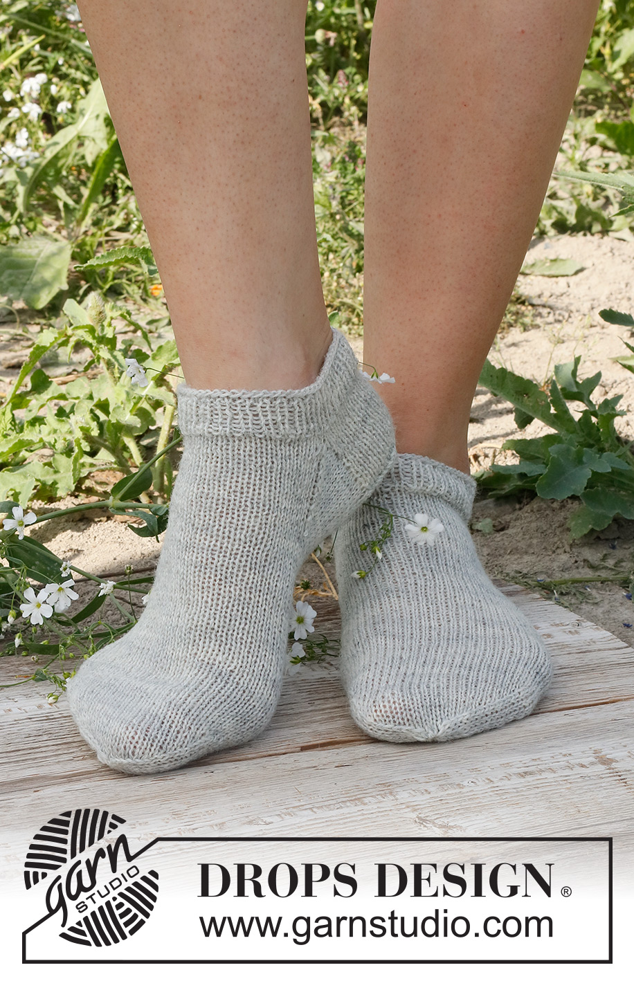 Sunny Sneaker / DROPS 229-21 - Gestrickte Socken / Sneaker, glatt rechts in DROPS Fabel gestrickt. Größe 35 - 43.