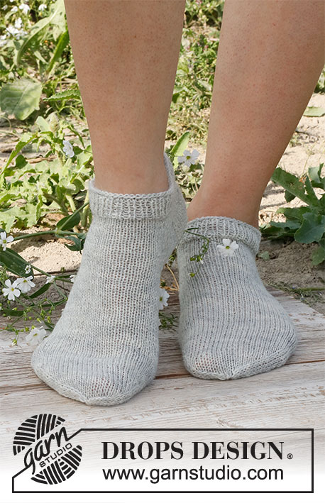 Sunny Sneaker / DROPS 229-21 - Gestrickte Socken / Sneaker, glatt rechts in DROPS Fabel gestrickt. Größe 35 - 43.