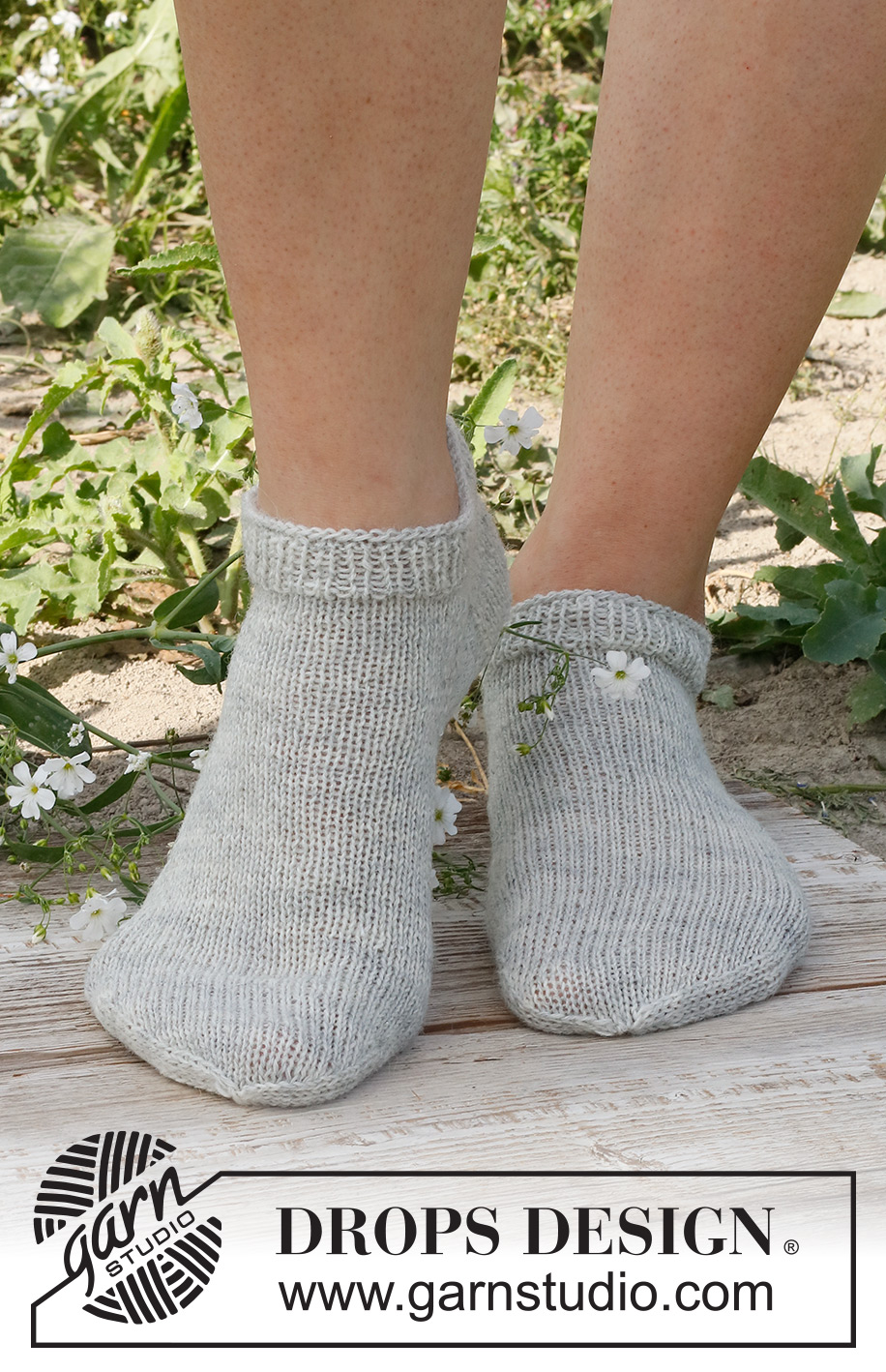 Sunny Sneaker / DROPS 229-21 - Gestrickte Socken / Sneaker, glatt rechts in DROPS Fabel gestrickt. Größe 35 - 43.