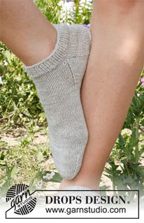 Sunny Sneaker / DROPS 229-21 - Gestrickte Socken / Sneaker, glatt rechts in DROPS Fabel gestrickt. Größe 35 - 43.