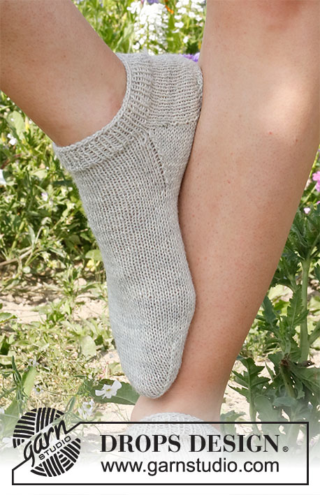 Sunny Sneaker / DROPS 229-21 - Gestrickte Socken / Sneaker, glatt rechts in DROPS Fabel gestrickt. Größe 35 - 43.