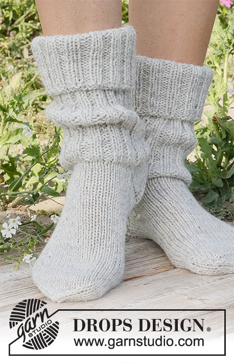Hiking Helpers / DROPS 229-22 - Stickade sockor med slätstickning och resår i 2 trådar DROPS Fabel.
Storlek 35 – 43.
