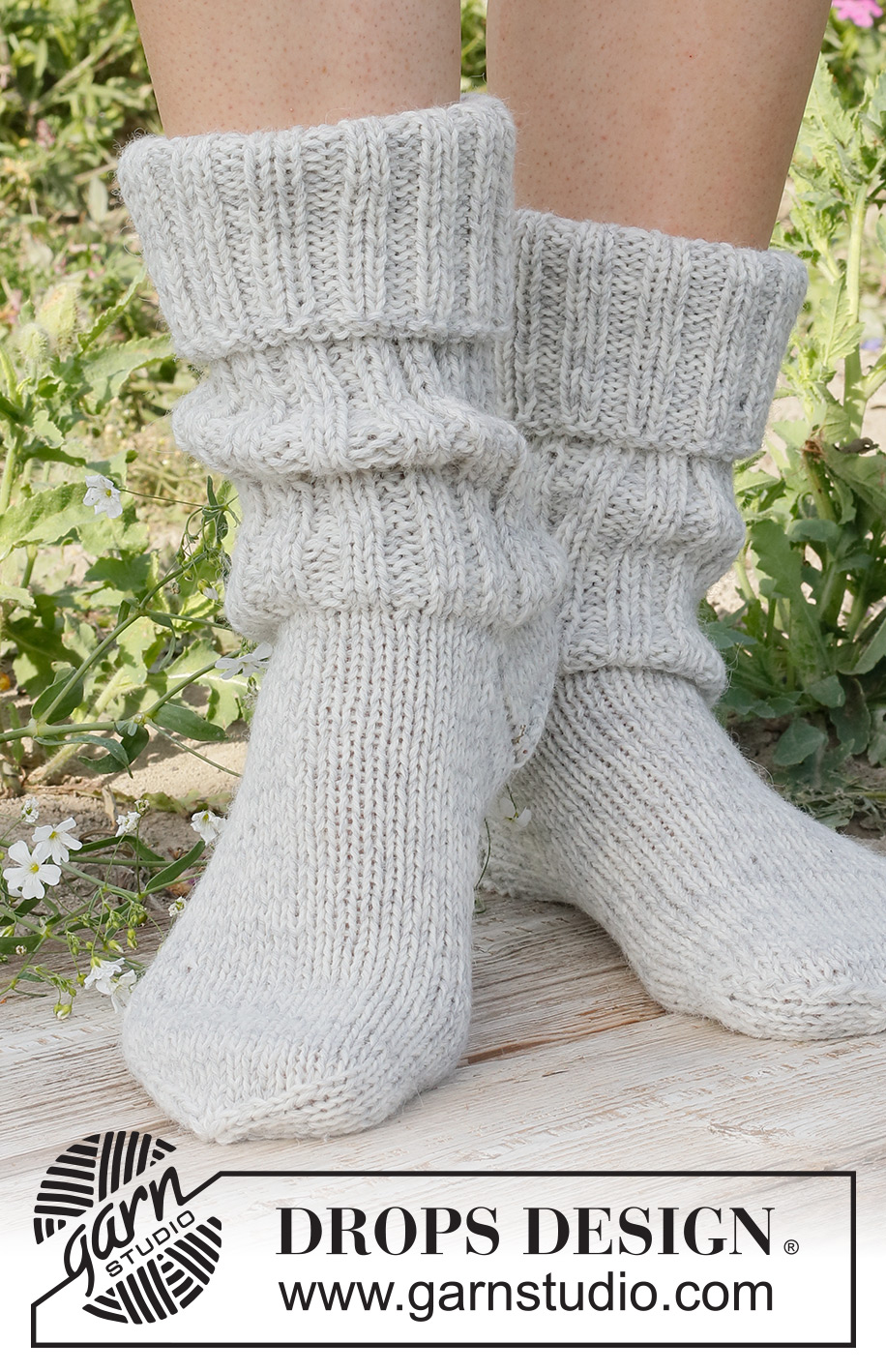 Hiking Helpers / DROPS 229-22 - Stickade sockor med slätstickning och resår i 2 trådar DROPS Fabel.
Storlek 35 – 43.
