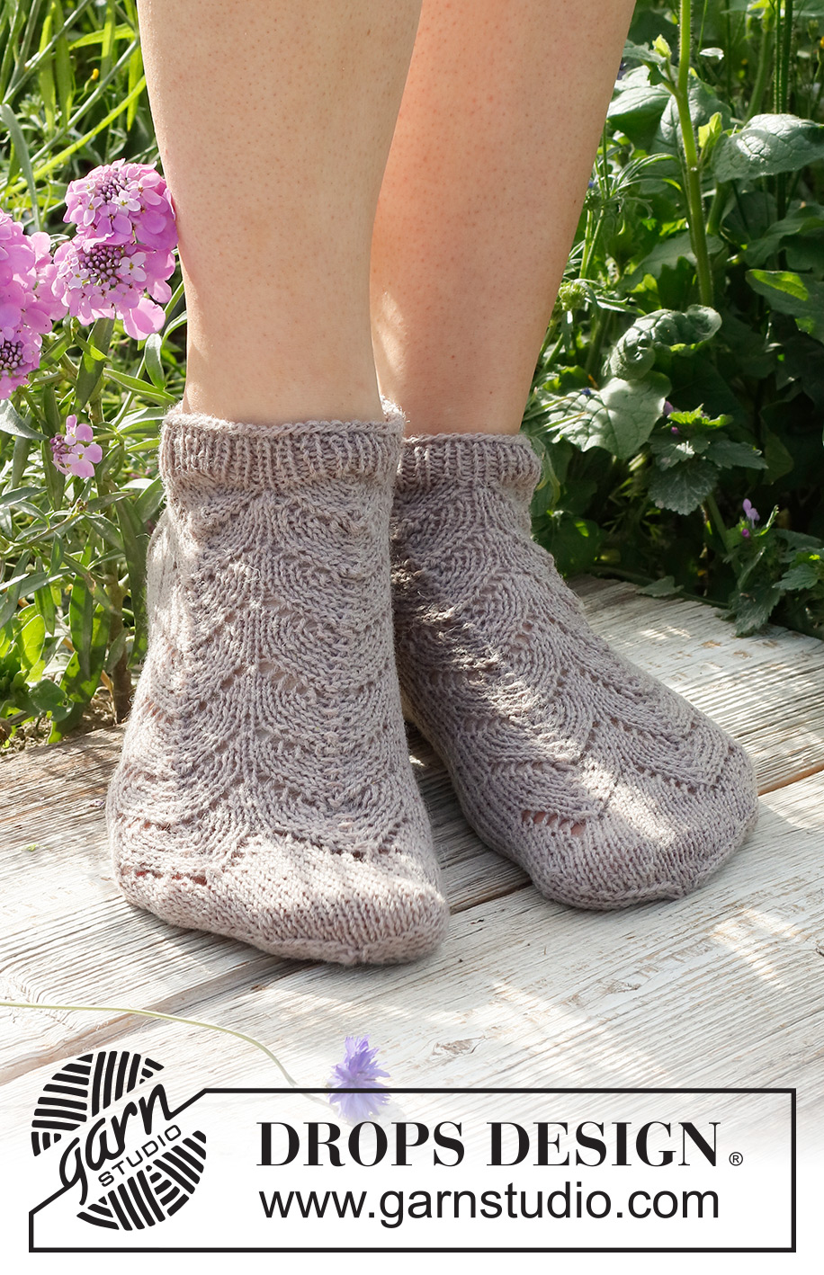 June Jumpers / DROPS 229-23 - Strikkede sokker / ankelsokker med hullmønster i DROPS Fabel. Størrelse 35 - 43.